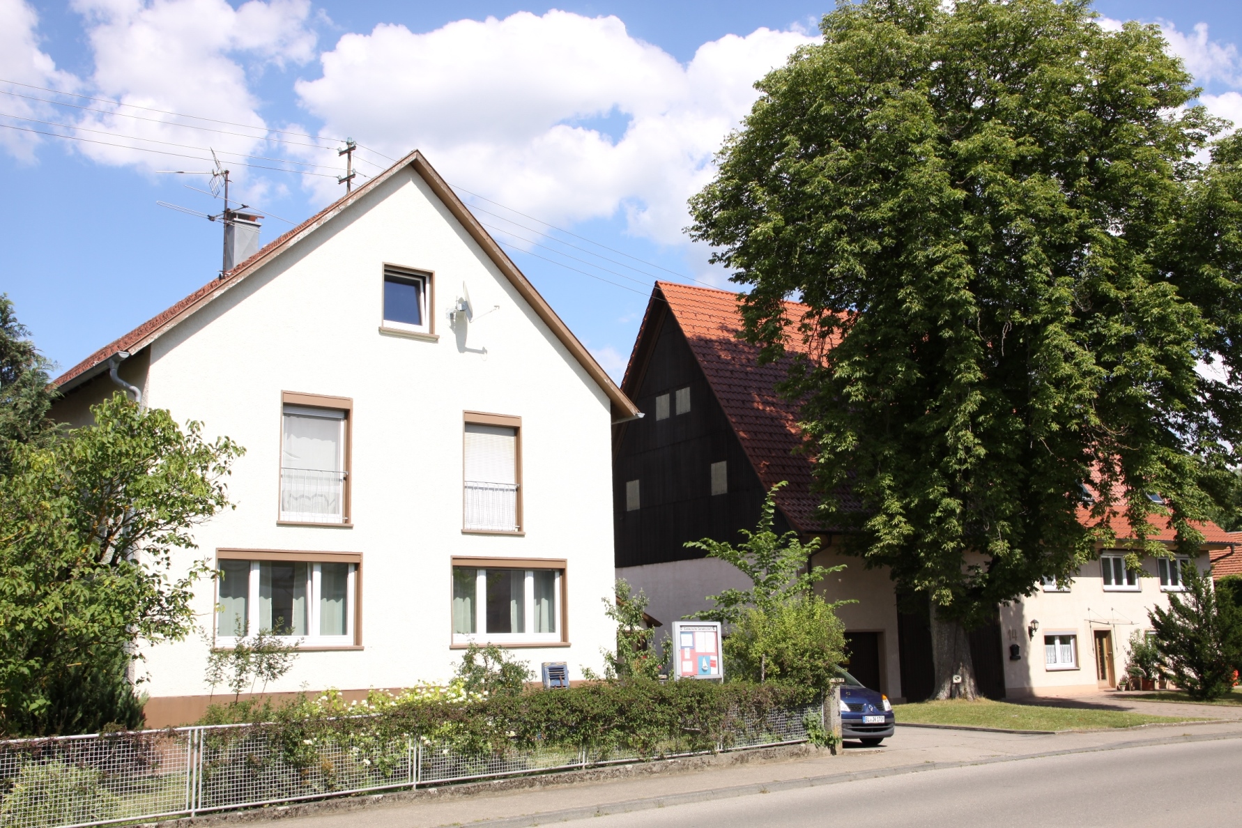 SV-Weilstetten Gemeindehaus und Kirche